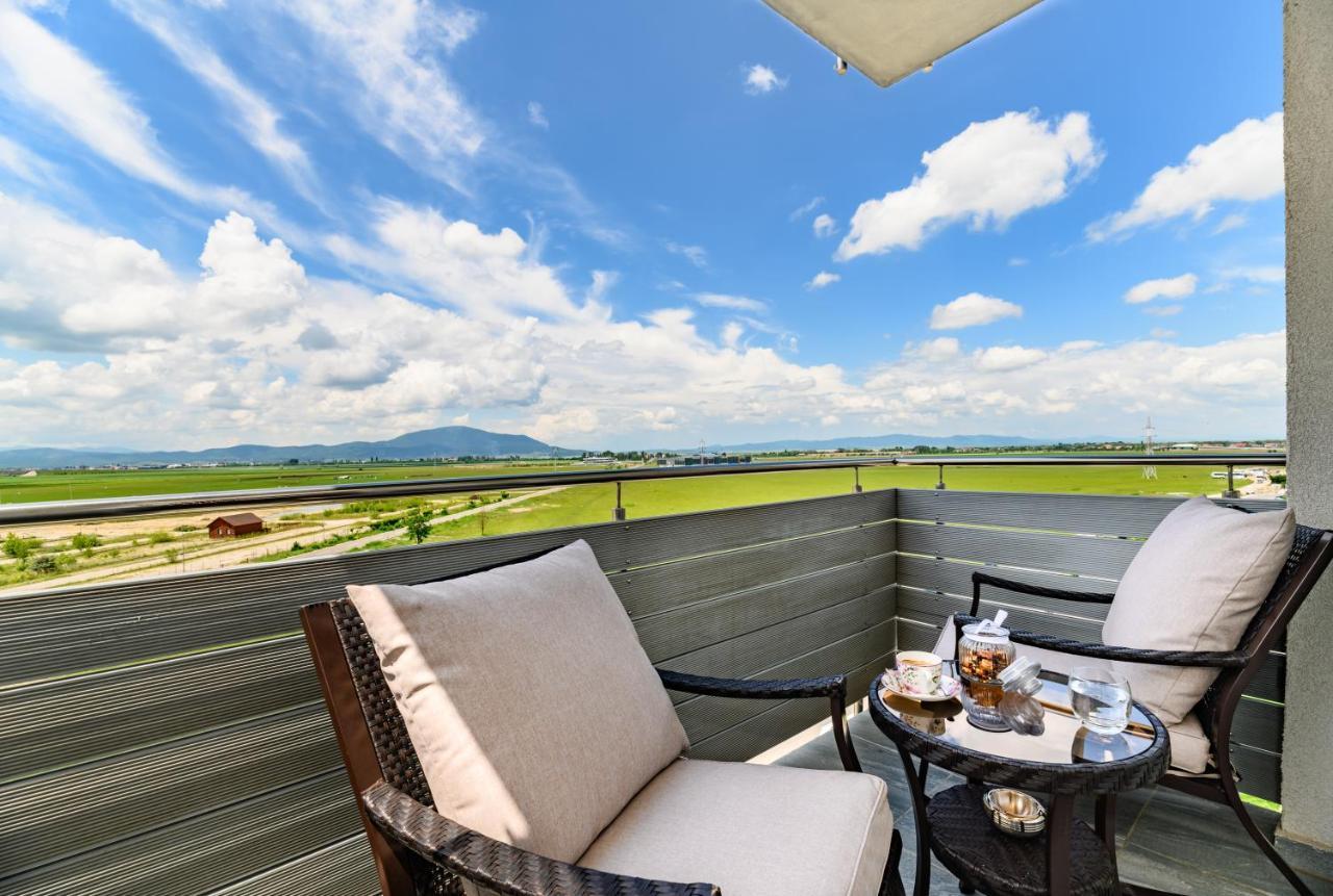 Luxury Avantgarden 3 *